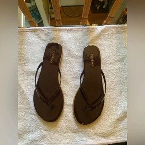 Brown and Gold Bebe flip flops NWOT 7 1/2